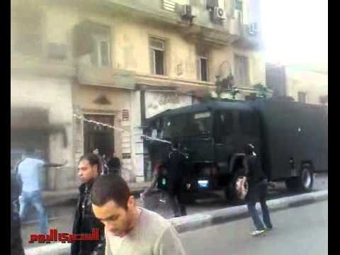 الأمن يفرق المتظاهرين بقنابل مسيلة للدموع