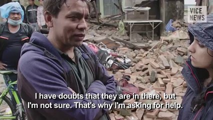 Download Video: Así es como están rescatando desde los escombros a sobrevivientes del terremoto en Nepal