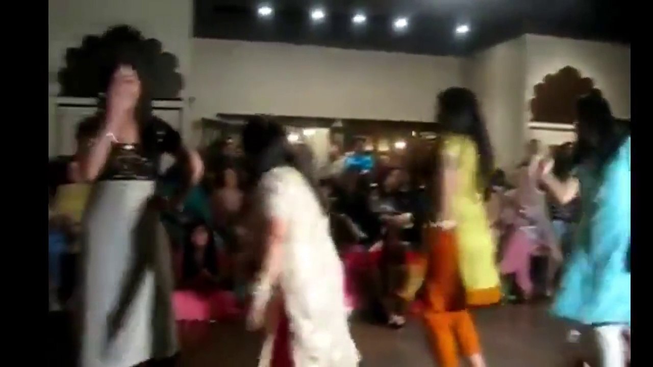Ghungro Mehndi Dance Karachi Wedding Beautiful Desi Girls Dance