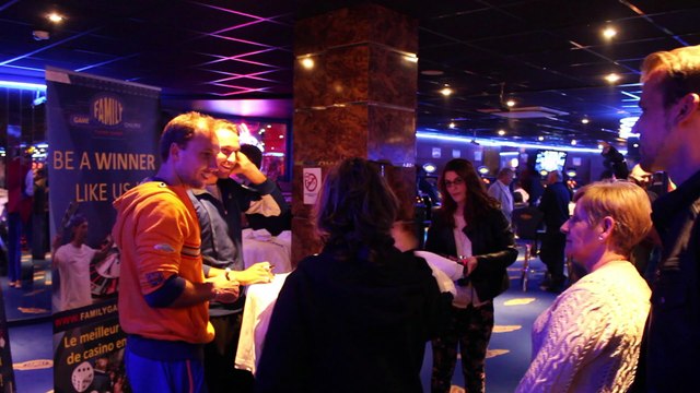 Tennis - Steve Darcis et Ruben Bemelmans de Hope and Spirit dédicacent chez Family Game Online avant Roland-Garros