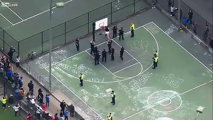 A Seattle, ce mec est resté coincé en haut d'un panier de basket après avoir tenté de grimpé torse nu armé d'un marteau.