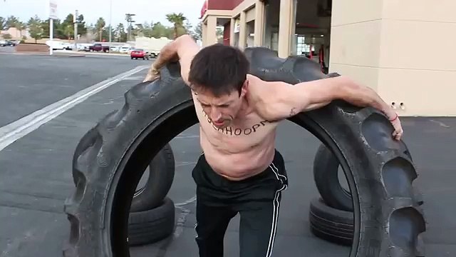 Ce mec fait du Hula Hoop avec un Pneu de Tracteur