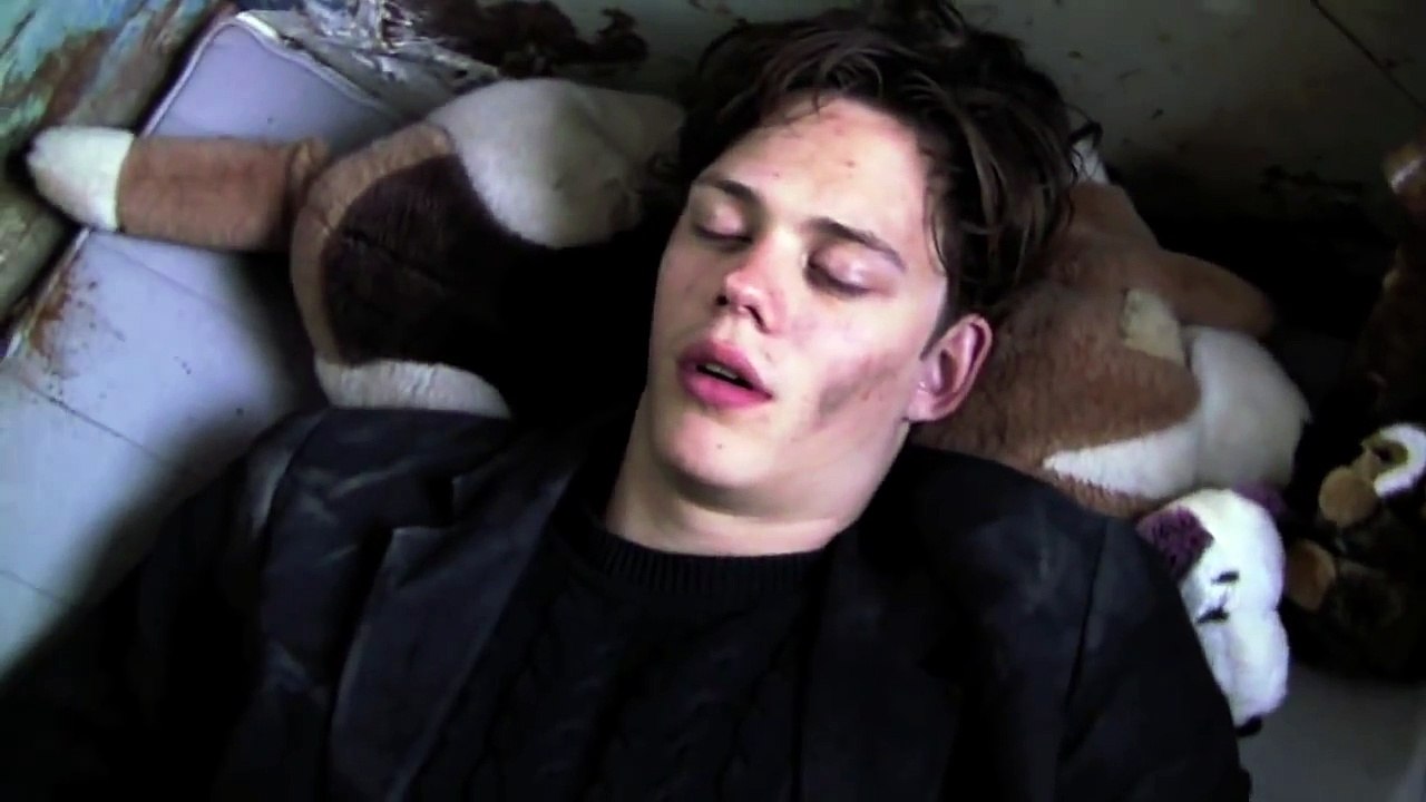 DOM DUMMASTE - BRÄNNER NER ETT HUS med BILL SKARSGÅRD