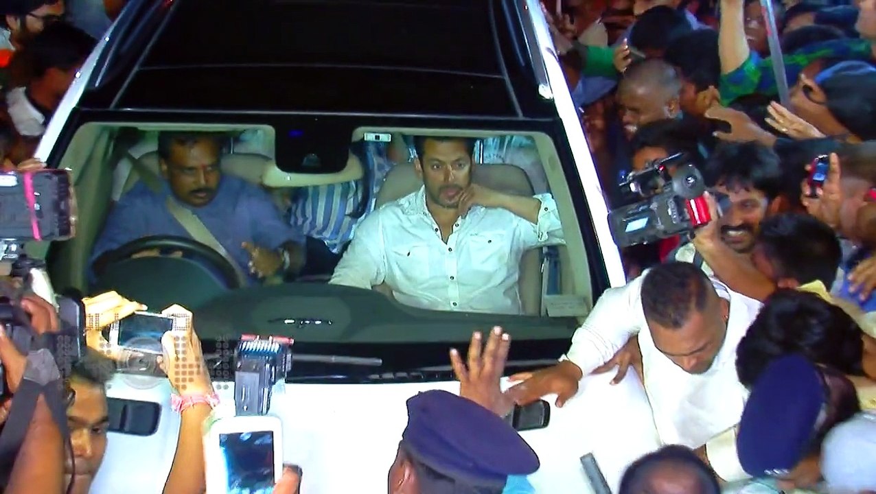 SHOCKING! Salman Khan Gets Mobbed Outside Galax...