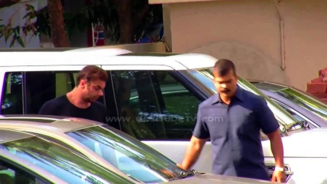 Sohail Khan,Salim khan,Helen,Preity Zinta & Other Celebrities At Salman Khan's Residence