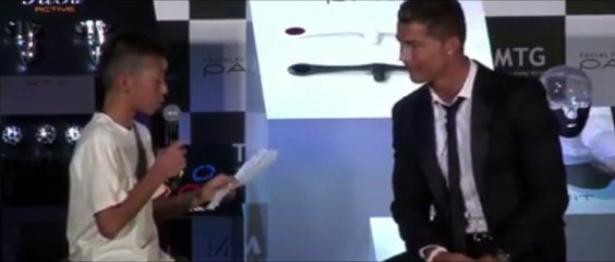 Tải video: Cristiano Ronaldo defends Japanse kid on TV : Talented football player and good guy!