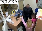 Policja rozbiera kobiety w markecie