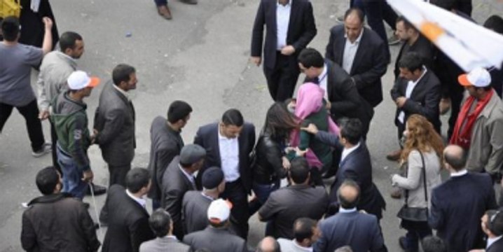 AK Parti Mitinginde Zafer İşareti Yapan Kadın Gerginliği