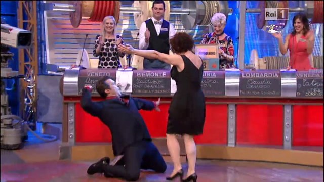 Flavio Insinna balla il rock and roll con la concorrente di Affari Tuoi