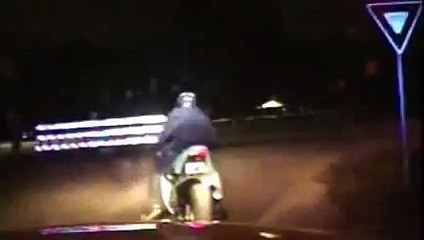 Policía detiene a motociclista con una "patada voladora"