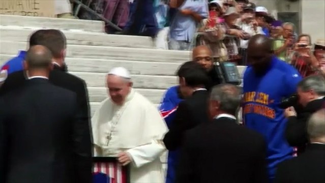 Le pape François s'essaie au basket avec les Harlem Globetrotters