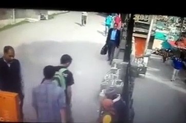 N'énerve pas le singe car le singe va te botter le cul!