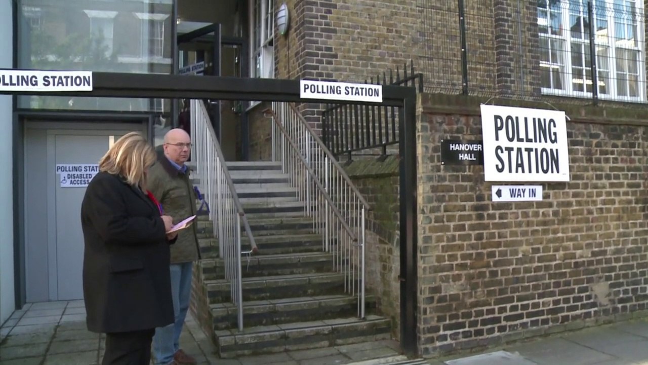 Les Britanniques se rendent aux urnes