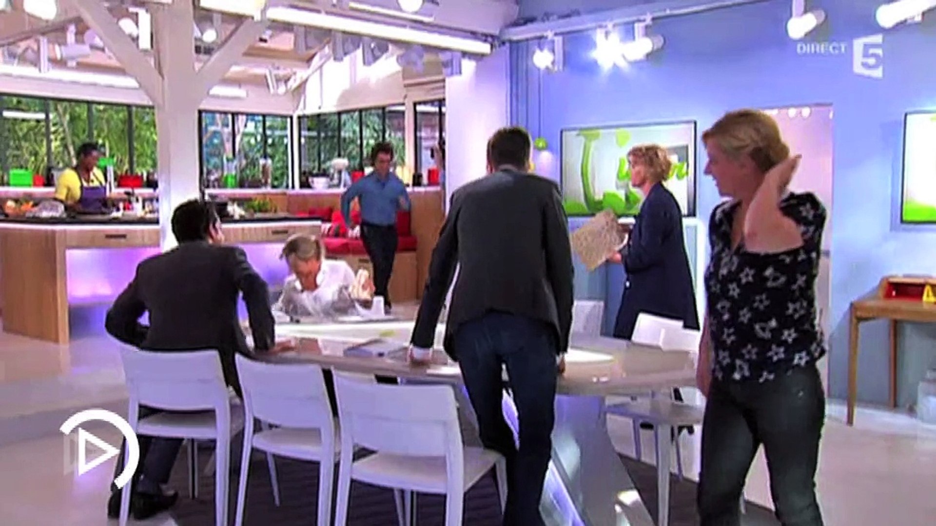 Brigitte Lahaie offre un sex toy à Anne-Sophie Lapix