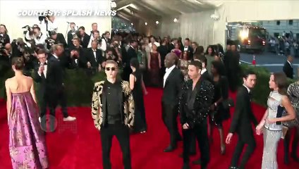 Video herunterladen: Hollywood News: Justin Bieber says Selena Gomez looks gorgeous at the Met Ball Event -- KY Network