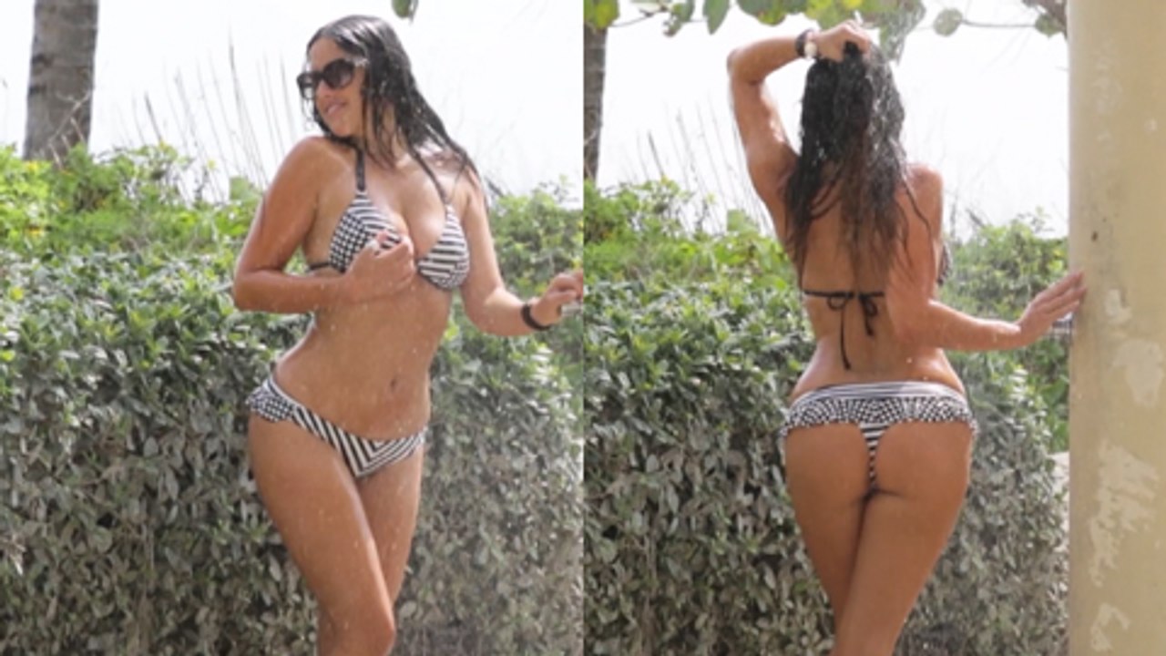 (VIDEO) Supermodel Claudia Romani Showers In Miami
