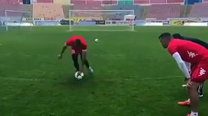 Topun etrafında 13 kez döndükten sonra gol atmaya çalışmak