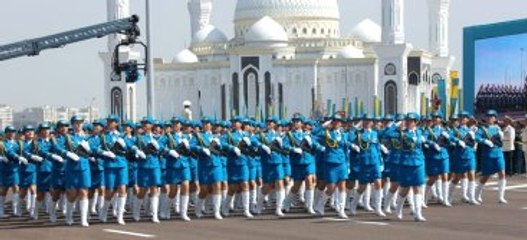 Kazakistan'ın Kadın Askeri Nefes Kesti