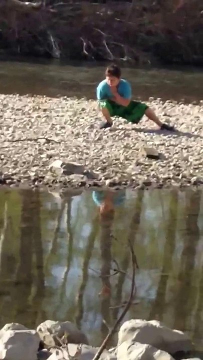 Un gamin se met à danser comme un fou... La classe!
