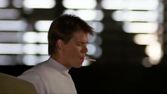 Kevin Bacon danse dans Footloose sans musique... Juste les bruitages !