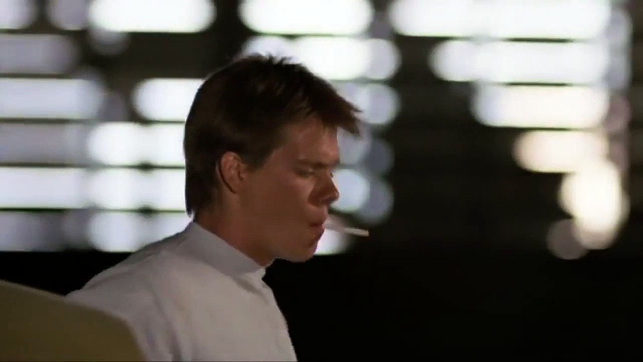 Kevin Bacon danse dans Footloose sans musique... Juste les bruitages !