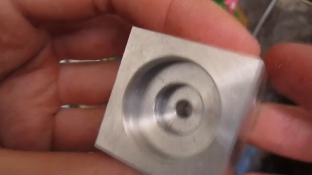 Tailler un cube dans un cube de métal !