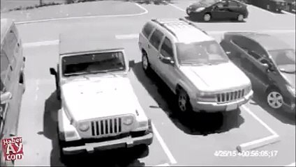 Une vieille dame le sanctionne après qu'il lui a volé sa place de parking