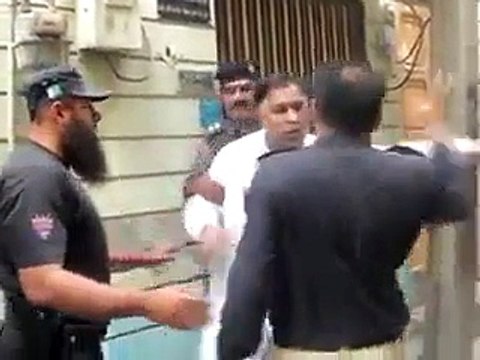 Look How Young Men Of The Punjab Police Raided a House In Which The Gambling Den Was Found Inside , Look At This Special