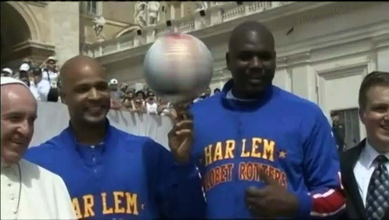Vatican : le pape François s'essaye au jeu de ballon avec les Harlem Globetrotters