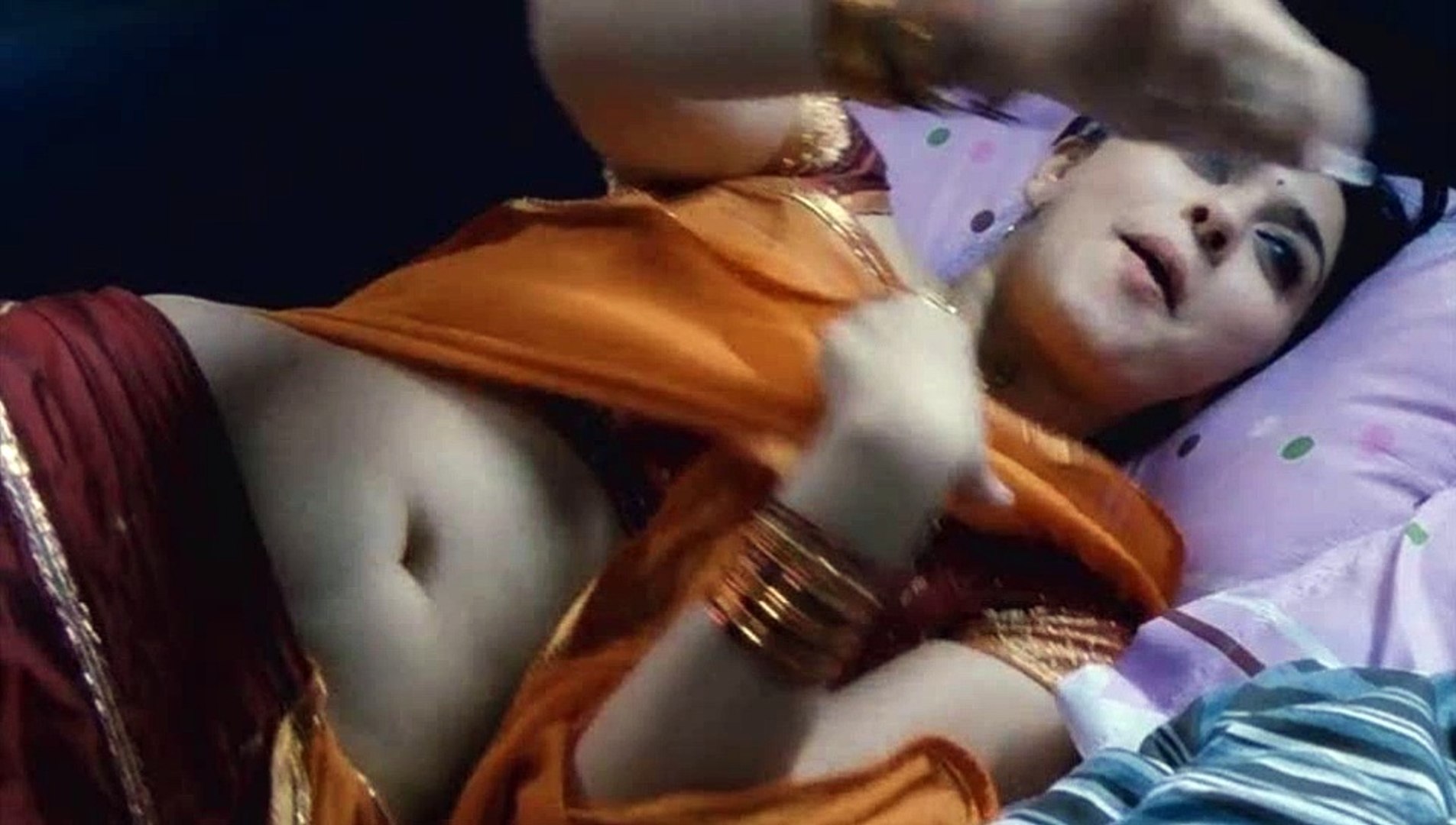 Hansika Motwani Hot Navel Show in Velayutham Movie