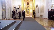 Poutine sans voix pendant un discours