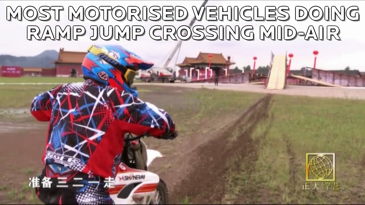 4 véhicules se croisent dans les airs