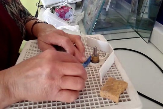 Meulage d'une pièce de verre pour l'ajustage avant la pose du ruban de cuivre