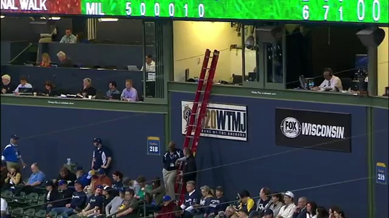 Bob Uecker gets locked inside press booth