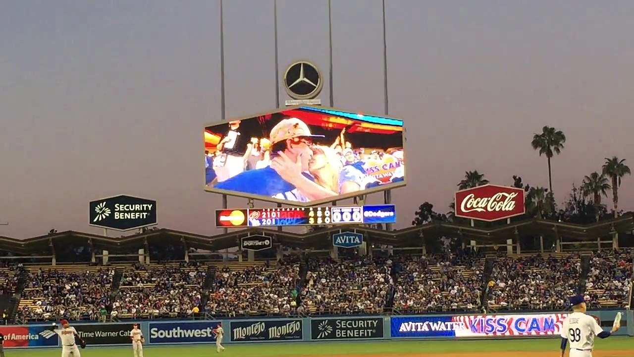 Mira el "Kiss Cam" del primer beso gay en partido de béisbol