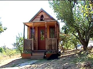Pequena casa sobre rodas lança estilo de vida simples