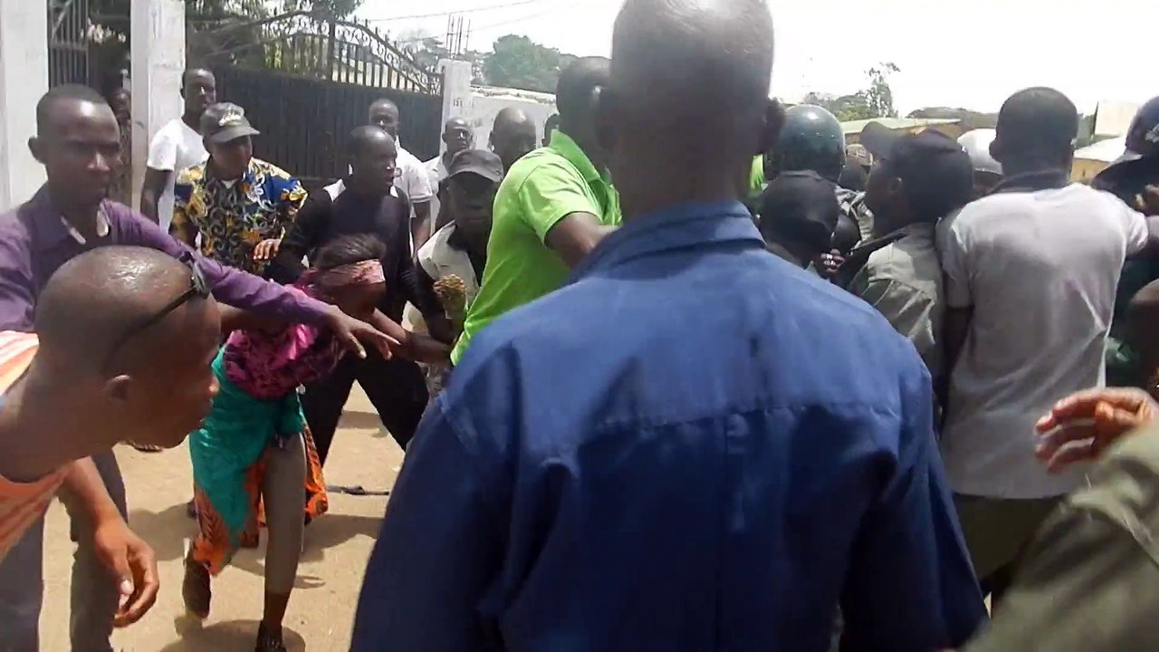 un contre manifestant armé d'un couteau chez Dalein