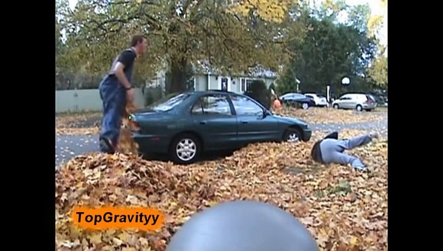 Lacrimi versus hohote de râs! I-a tăiat sutienul în timp ce ațipise pe plajă! Reacția ei, atunci când s-a văzut dezbrăcată, e DEMENȚIALĂ