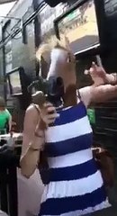 Se chinuie sa-si faca un selfie ca iapa