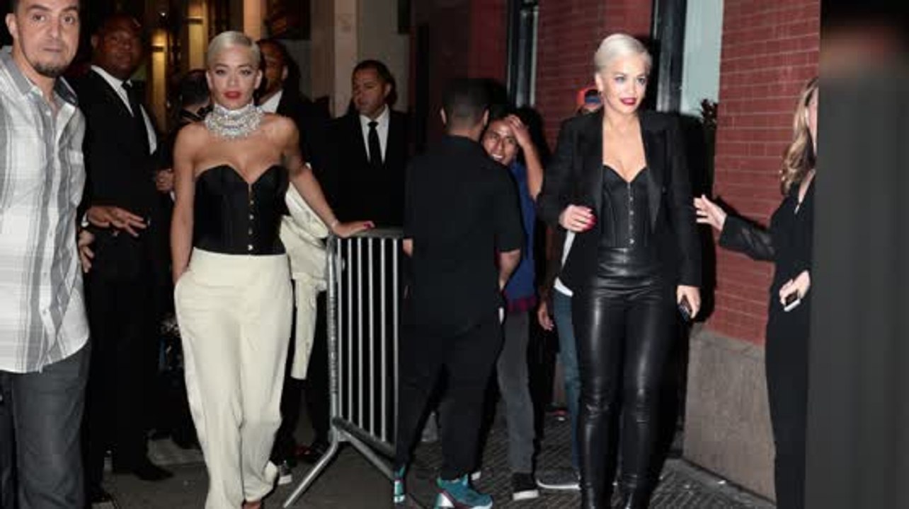 Rita ora trägt ihr korsett mehrmals