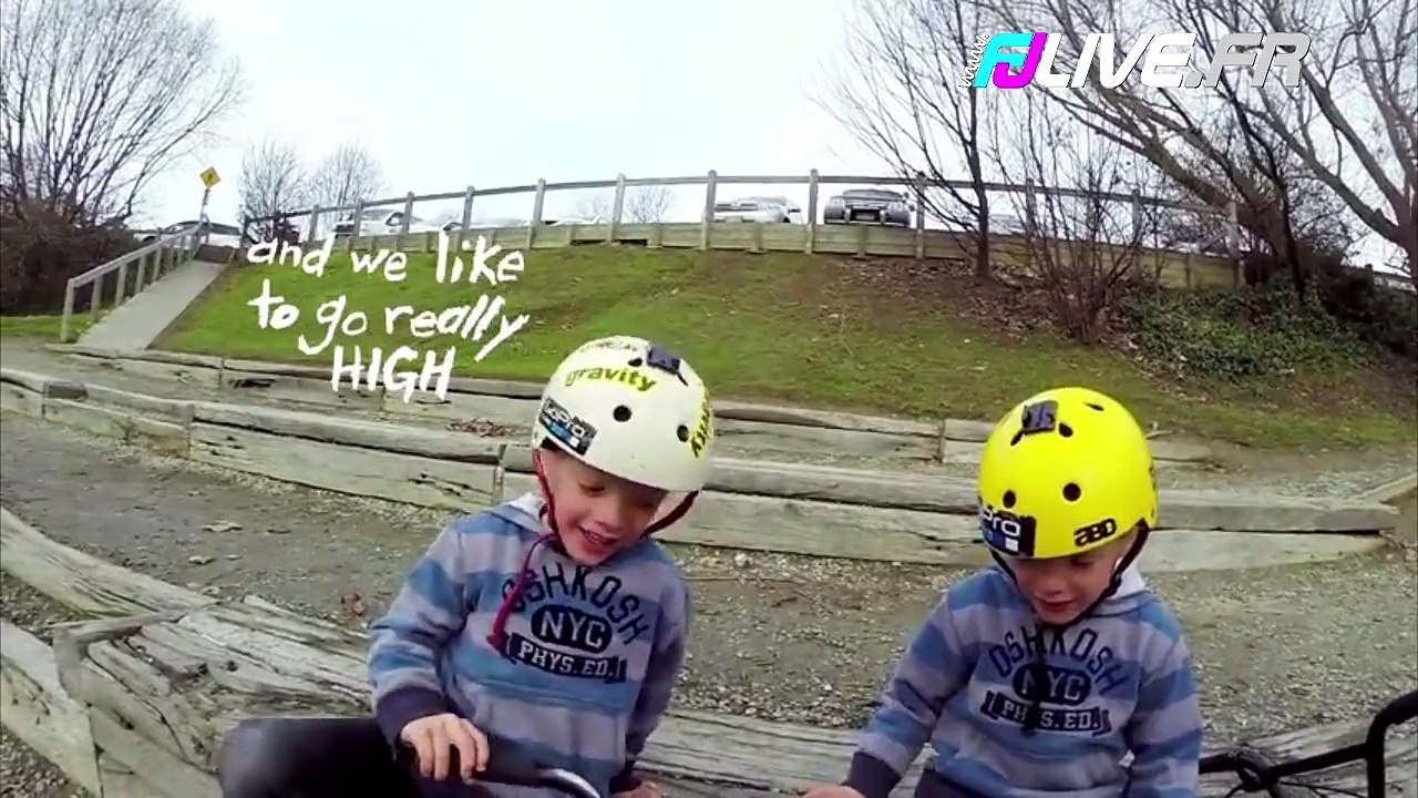 Deux jumeaux de 5 ans s'éclatent avec leur vélos !
