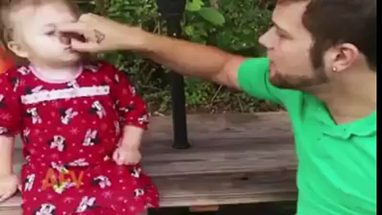Ella quedo bien impresionada cuando su papi le robo la nariz!