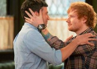 Ed Sheeran besó a conductor de televisión en vivo