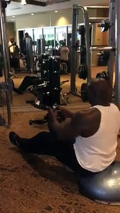 Shaq a une façon particulière de faire sa musculation