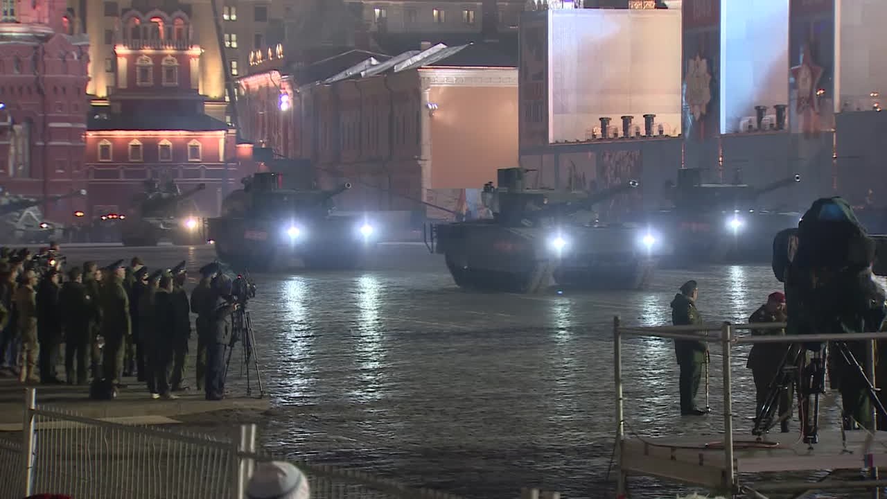 Proben für die riesige Militärparade: 200 Panzer mitten in Moskau