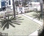 هذا الفيديو يكشف اعتداء من الشرطة ، بالعنف الشديد ، على مواطن اثناء حراسته لمؤسسته في جزيرة ‫#‏جربة‬ و ذلك بعد رفضه فتح بابها بدون اذن .
