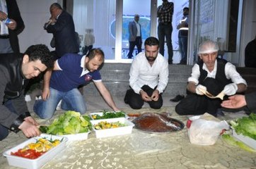 Baskın Yapılan Derneğin Üyelerinden Çiğköfteli Tepki