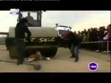 بالفيديو : رجل يحتمل مرور شاحنة على جسدة ويحطم قوانين الفيزياء