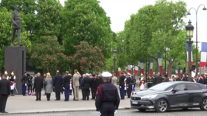 Hollande pays tribute to resistance hero General de Gaulle