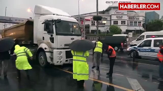 Bahçelievler'de Tır Metrobüs Yoluna Girdi